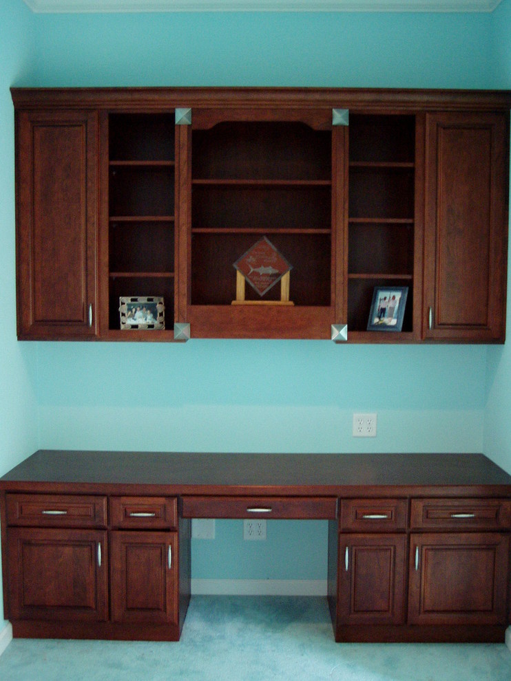Ejemplo de despacho de tamaño medio con paredes azules, moqueta y escritorio empotrado