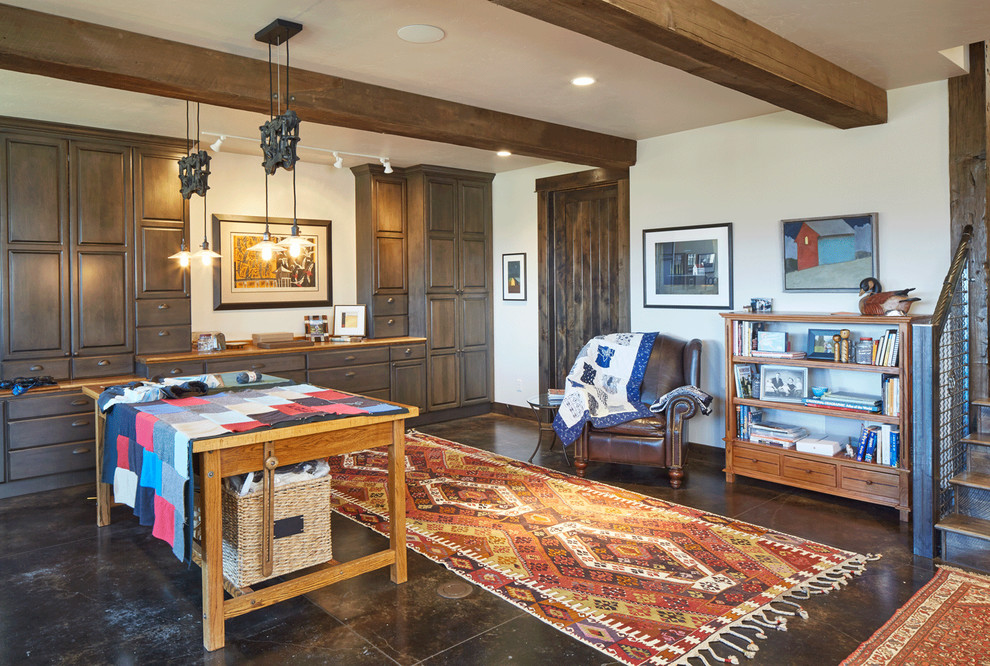 Großes Country Nähzimmer mit weißer Wandfarbe, freistehendem Schreibtisch, Keramikboden, Kamin und Kaminumrandung aus Holz in Denver