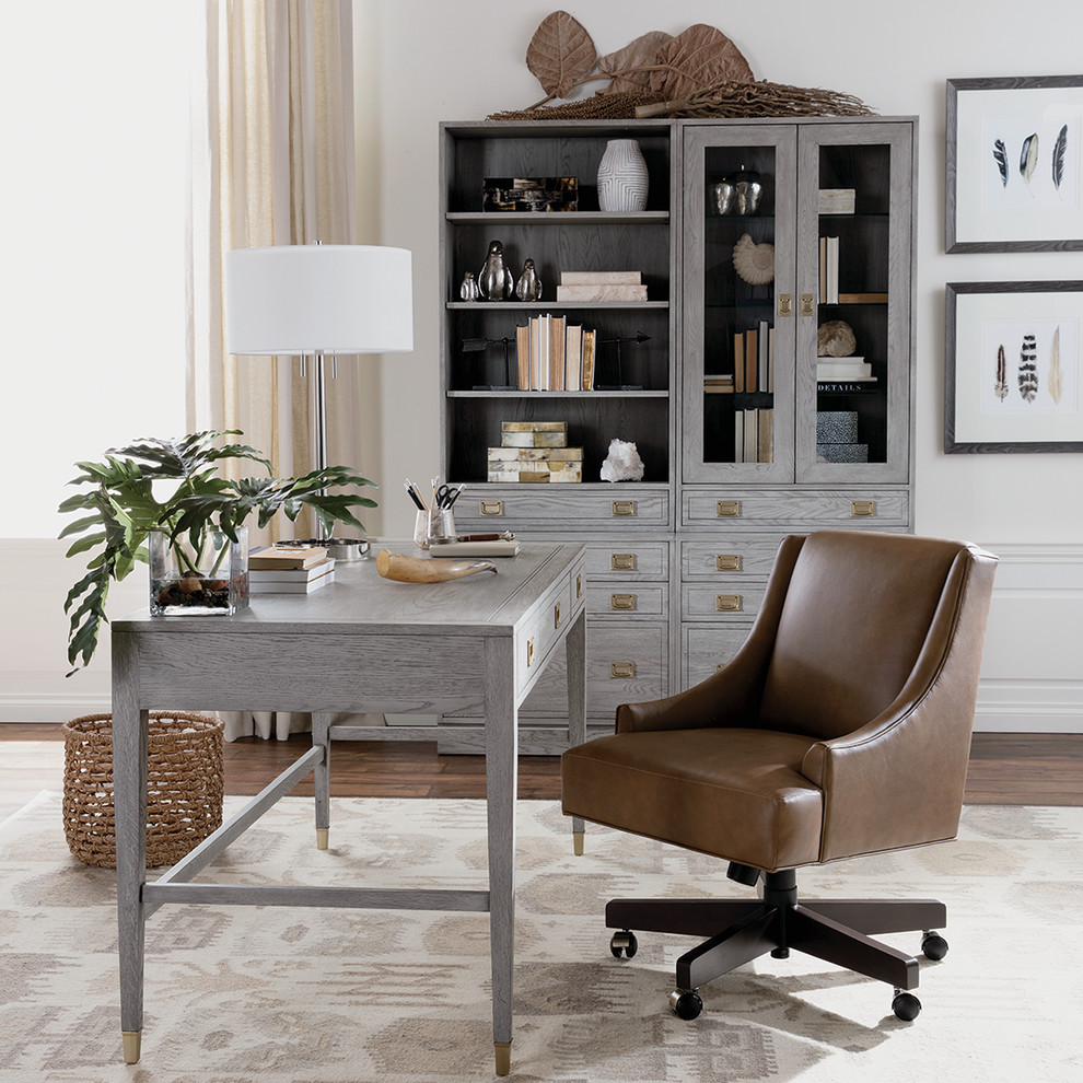 Imagen de despacho clásico renovado de tamaño medio sin chimenea con paredes blancas, suelo de madera en tonos medios, escritorio independiente y suelo marrón