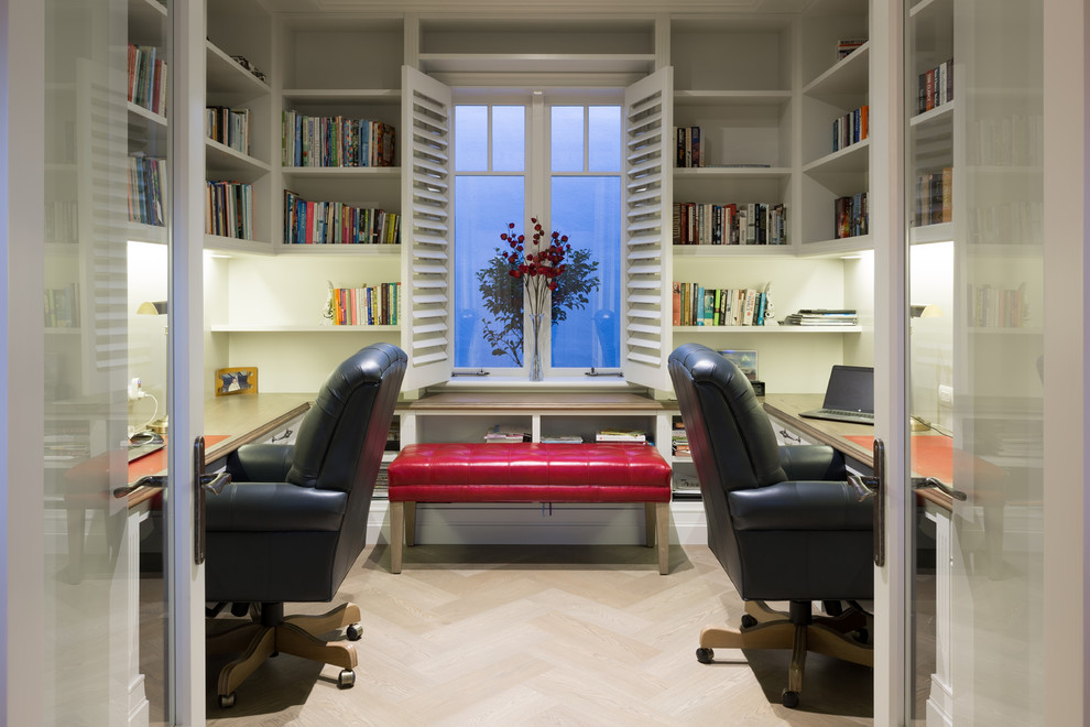 Imagen de despacho costero con paredes beige, suelo de madera en tonos medios y escritorio empotrado