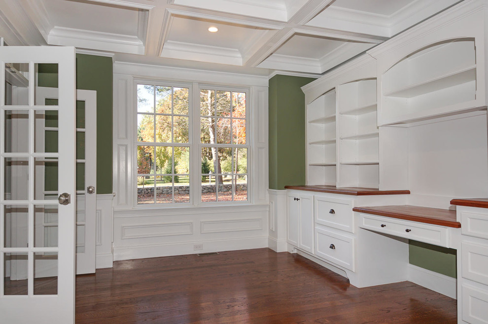 ボストンにある高級な広いトランジショナルスタイルのおしゃれなホームオフィス・書斎の写真