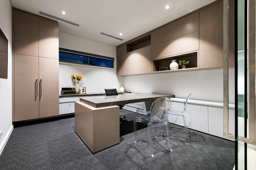 Идея дизайна: рабочее место среднего размера в современном стиле с белыми стенами и встроенным рабочим столом