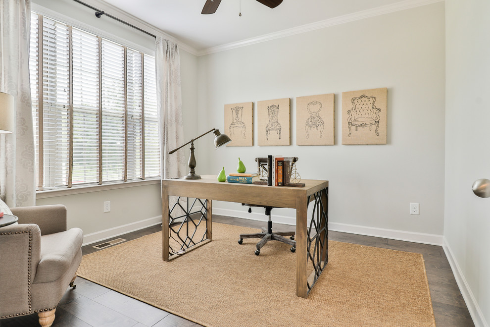 Country Arbeitszimmer mit Arbeitsplatz, grauer Wandfarbe, dunklem Holzboden, freistehendem Schreibtisch und braunem Boden in Nashville