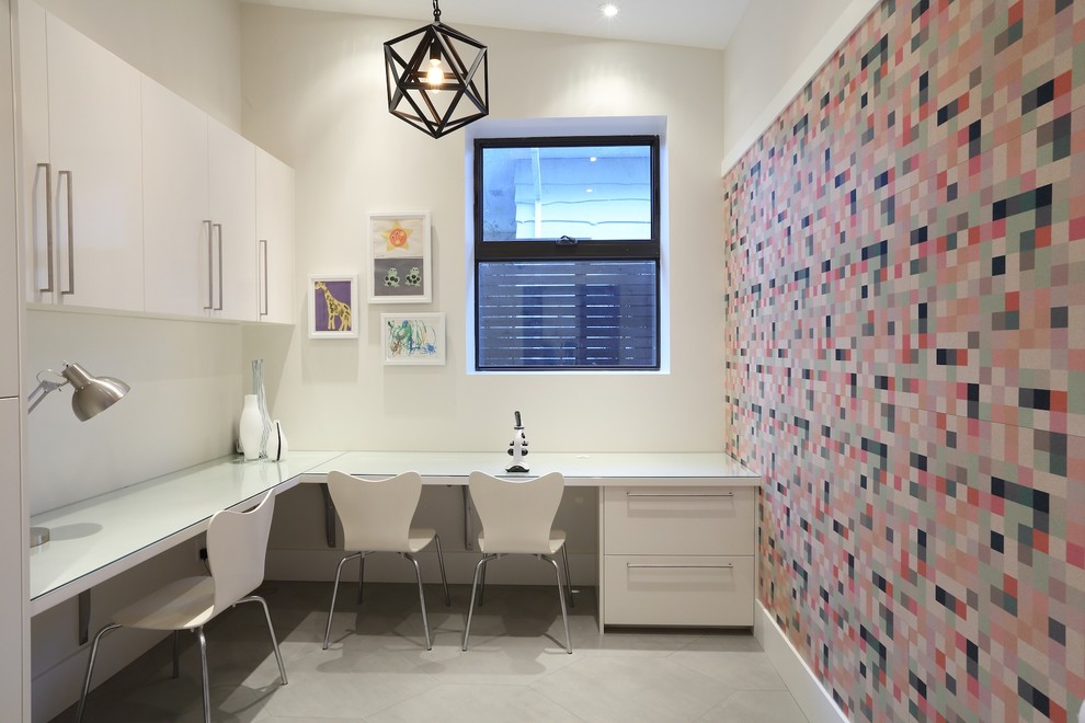 バンクーバーにある広いコンテンポラリースタイルのおしゃれなクラフトルーム (白い壁、スレートの床、暖炉なし、造り付け机) の写真