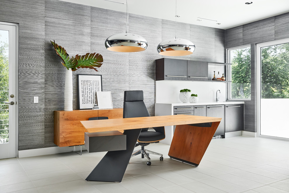Großes Modernes Arbeitszimmer mit Arbeitsplatz, grauer Wandfarbe, Porzellan-Bodenfliesen, freistehendem Schreibtisch und weißem Boden in Dallas
