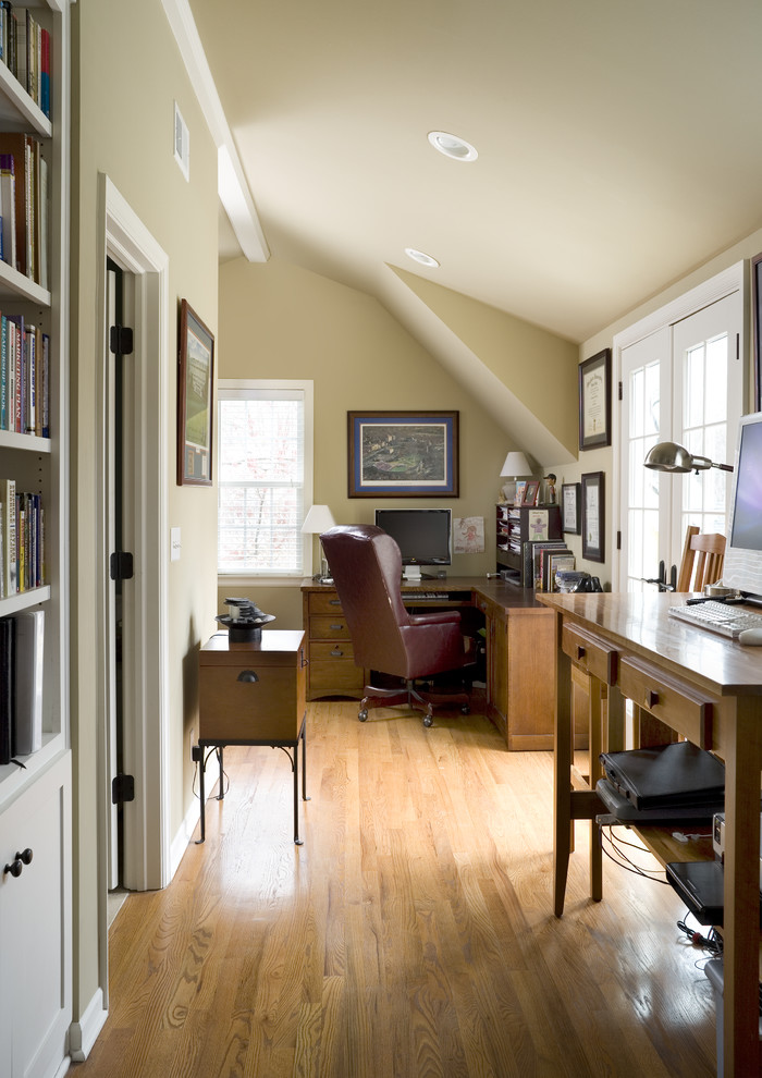 Imagen de despacho tradicional pequeño con suelo de madera en tonos medios, escritorio independiente y paredes verdes