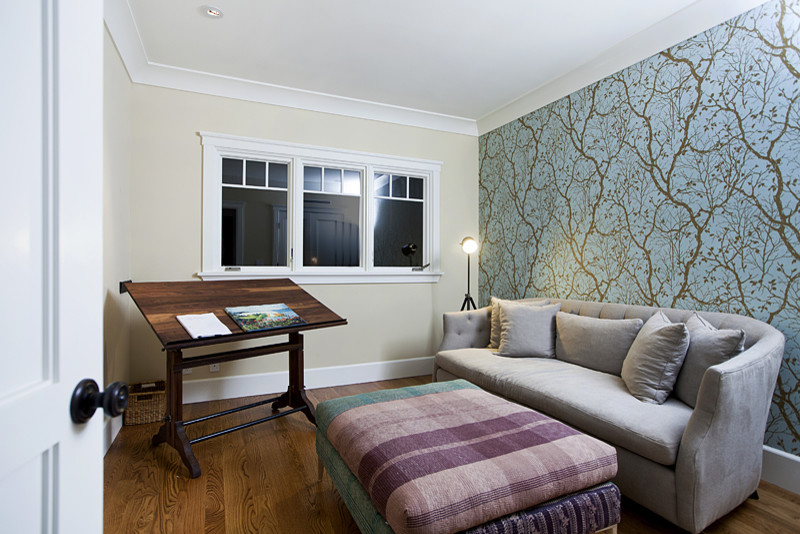 Esempio di una stanza da lavoro design di medie dimensioni con pareti beige, pavimento in legno massello medio, nessun camino, scrivania autoportante e pavimento marrone