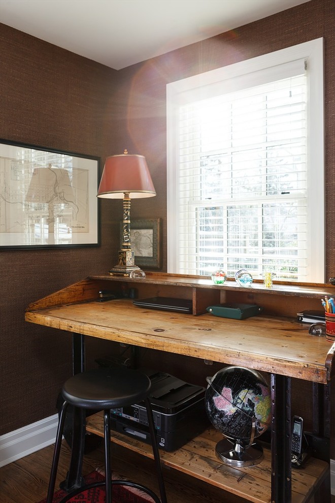 Imagen de despacho rural de tamaño medio con paredes marrones, suelo de madera en tonos medios y escritorio independiente