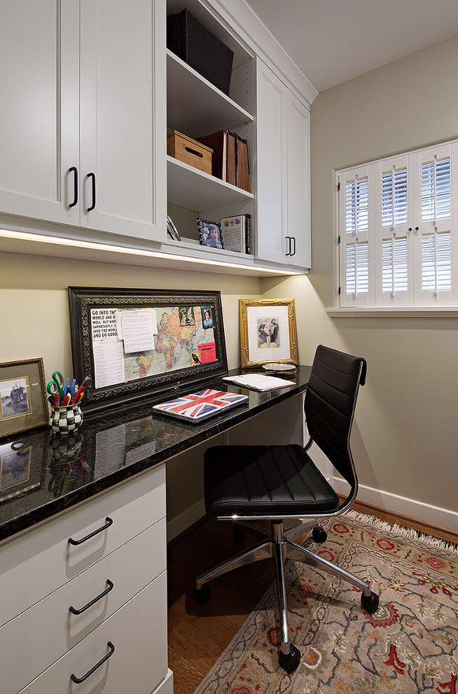 Foto di un piccolo ufficio classico con pareti grigie, pavimento in legno massello medio e scrivania incassata