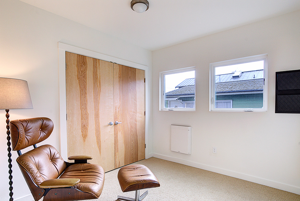 シアトルにあるトランジショナルスタイルのおしゃれなホームオフィス・書斎 (白い壁、カーペット敷き) の写真