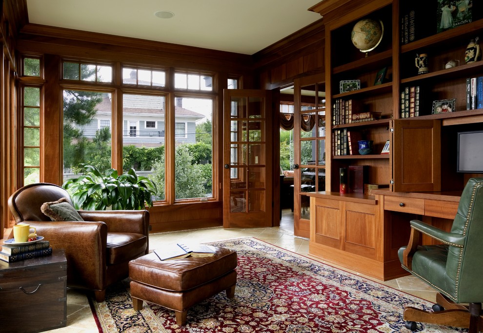 シアトルにあるトラディショナルスタイルのおしゃれなホームオフィス・書斎 (造り付け机) の写真