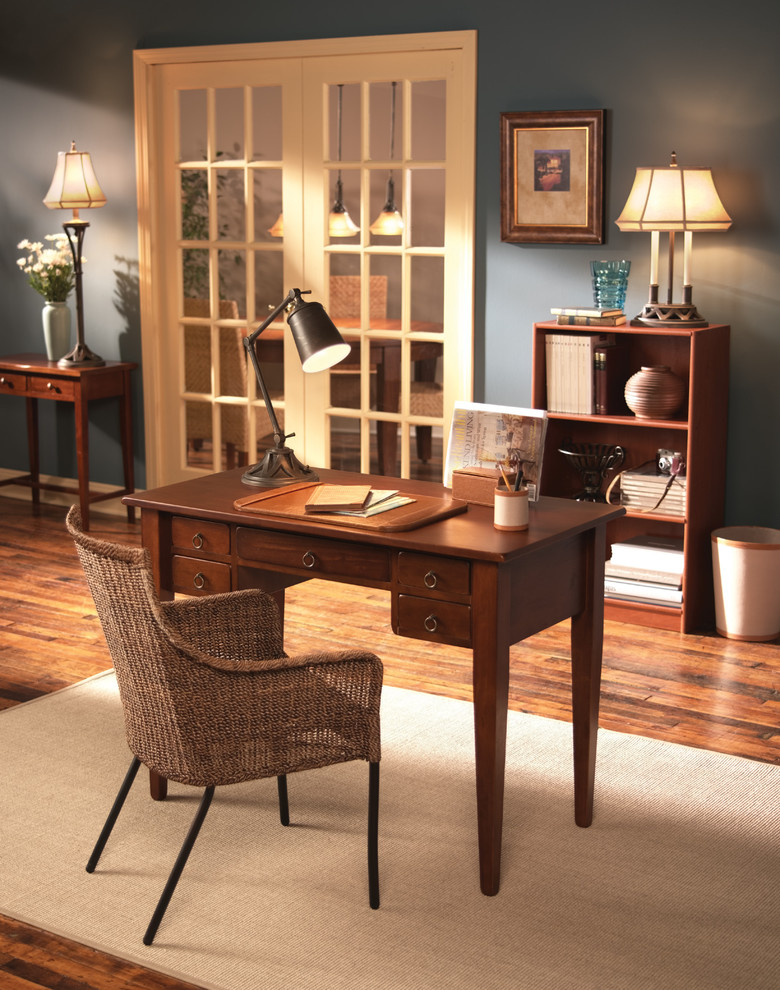 Modelo de despacho clásico con paredes azules, suelo de madera oscura y escritorio independiente
