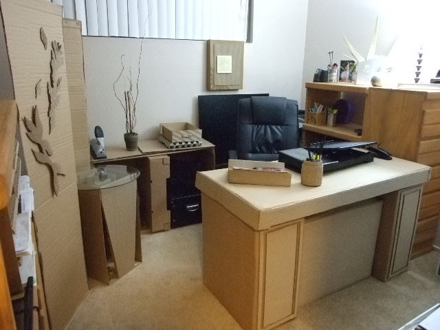 Eklektisk inredning av ett arbetsrum, med ett fristående skrivbord