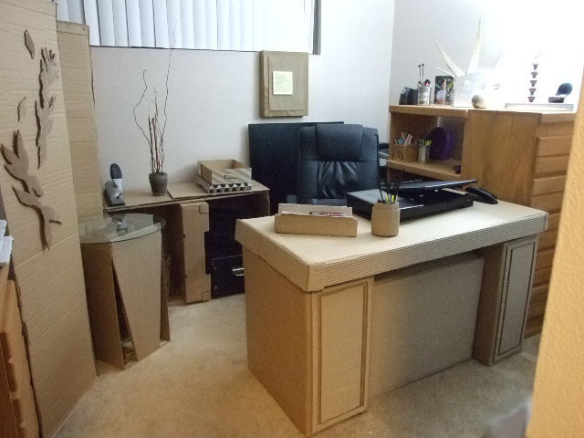 На фото: кабинет в стиле фьюжн с отдельно стоящим рабочим столом с