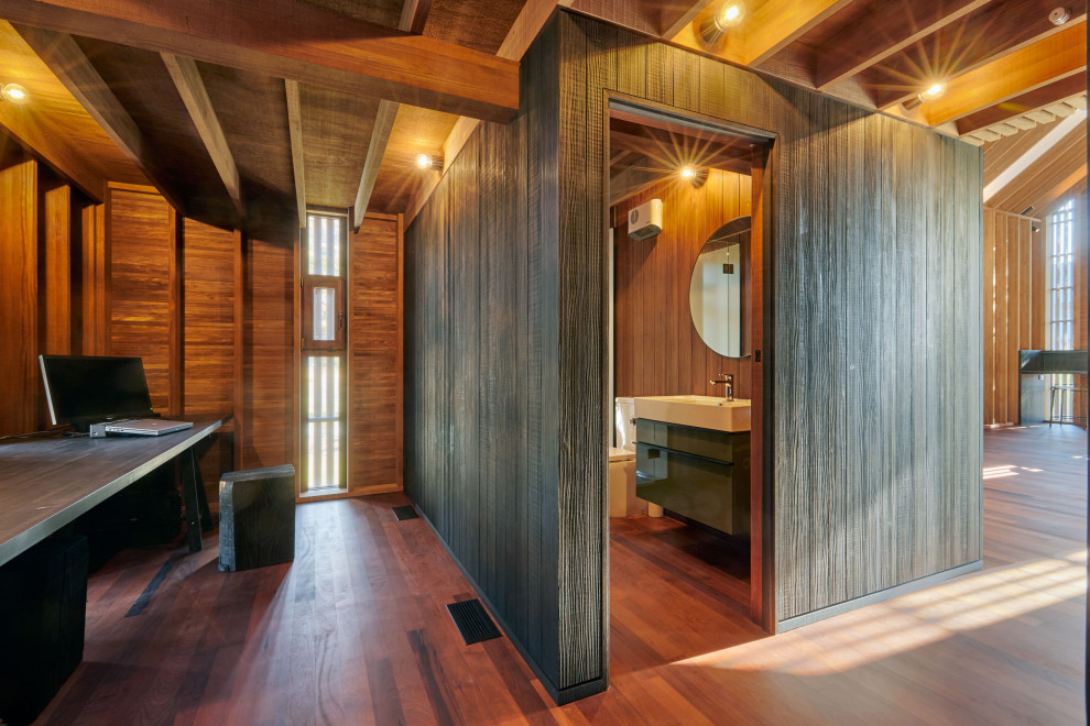 На фото: маленький кабинет в современном стиле с встроенным рабочим столом, потолком из вагонки и деревянными стенами для на участке и в саду с