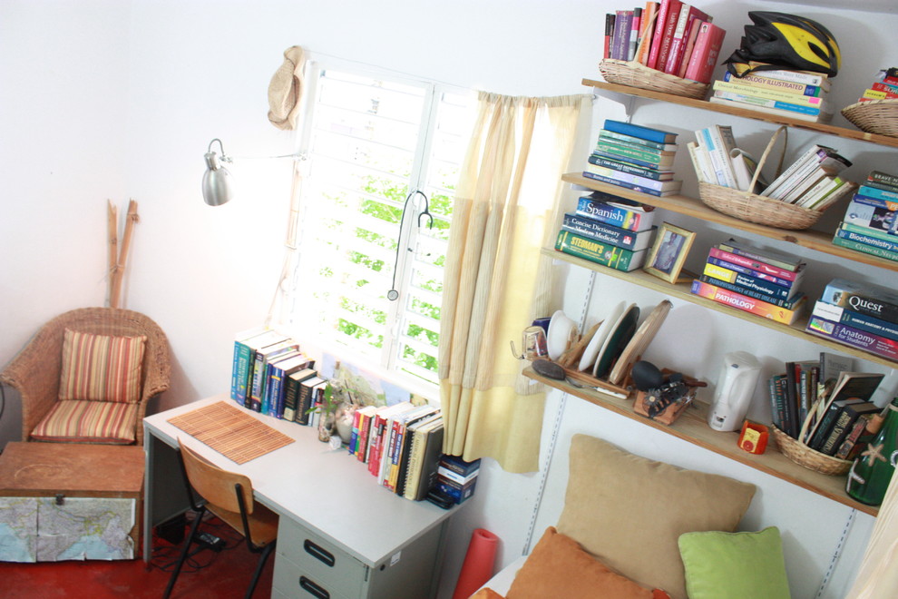 他の地域にある低価格の小さなビーチスタイルのおしゃれな書斎 (白い壁、コンクリートの床、暖炉なし、自立型机) の写真