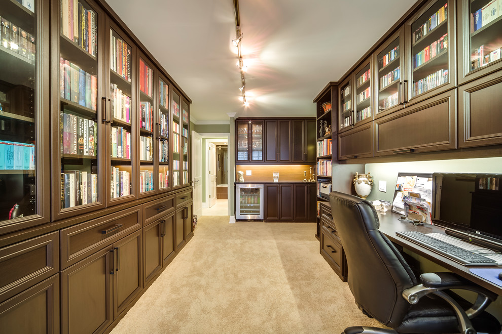 Imagen de despacho clásico de tamaño medio con paredes verdes, moqueta y escritorio empotrado