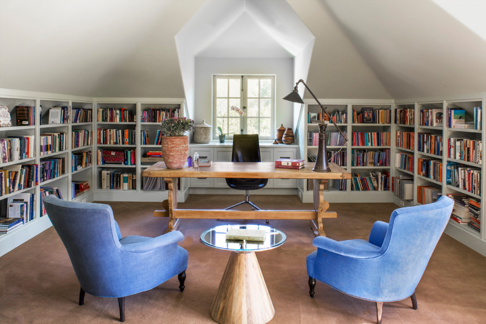 他の地域にあるトランジショナルスタイルのおしゃれなホームオフィス・書斎 (白い壁、カーペット敷き、自立型机、茶色い床) の写真