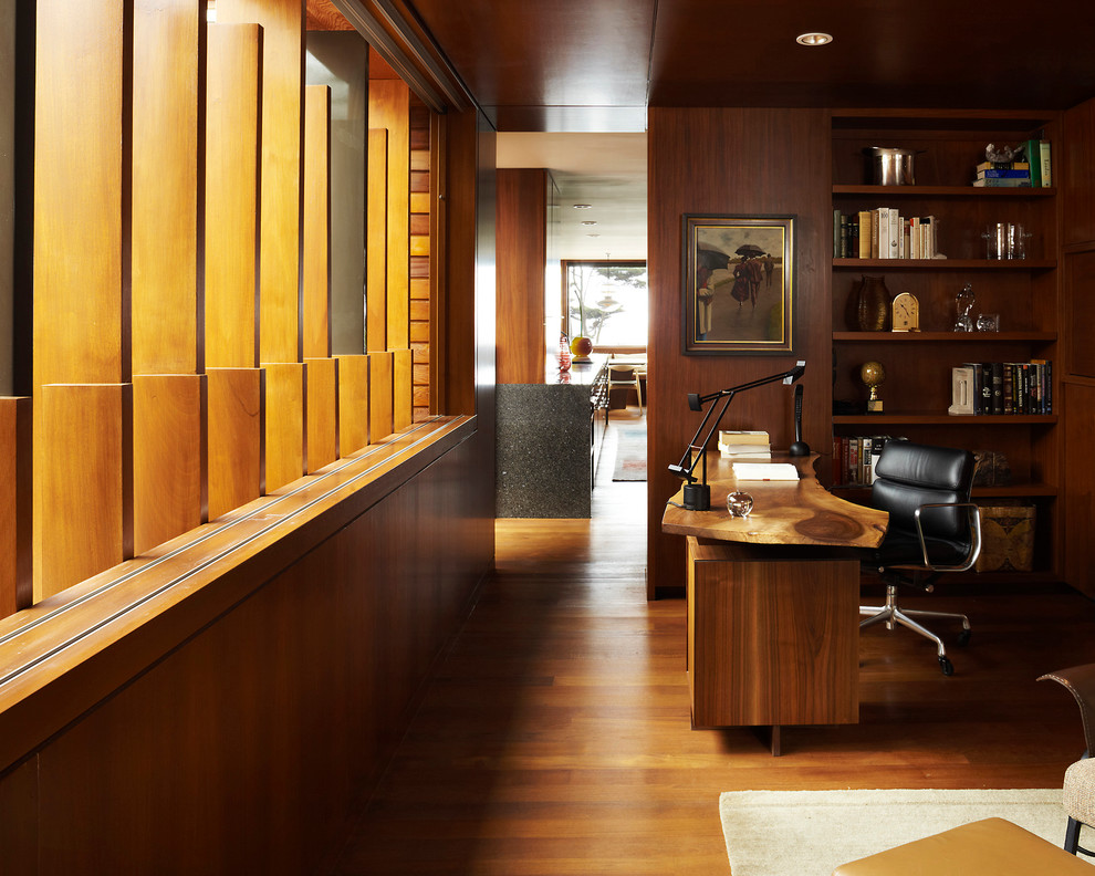 Réalisation d'un bureau design avec un sol en bois brun et un bureau indépendant.