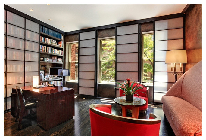 Mittelgroßes Modernes Arbeitszimmer ohne Kamin mit brauner Wandfarbe, dunklem Holzboden und freistehendem Schreibtisch in New York
