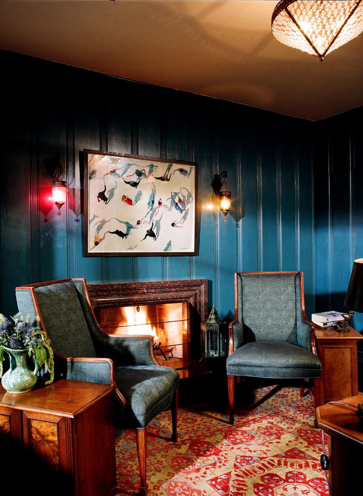 Cette image montre un bureau traditionnel de taille moyenne avec un mur bleu, moquette, une cheminée standard et un manteau de cheminée en plâtre.