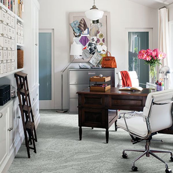 Idéer för stora hemmastudior, med vita väggar, heltäckningsmatta, ett fristående skrivbord och grönt golv