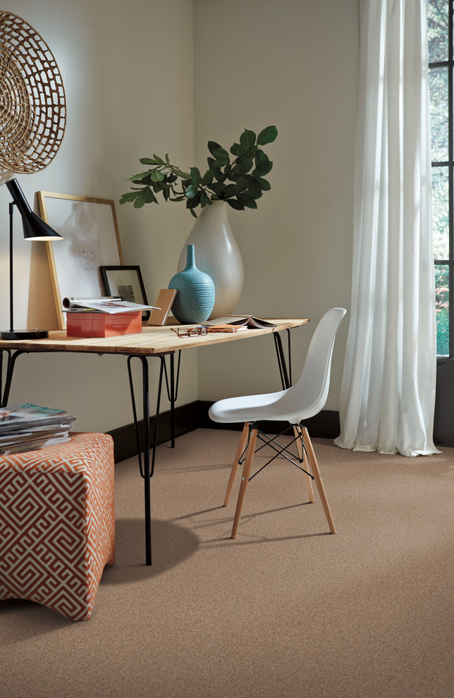 Ejemplo de estudio contemporáneo pequeño sin chimenea con paredes beige, moqueta, escritorio independiente y suelo marrón