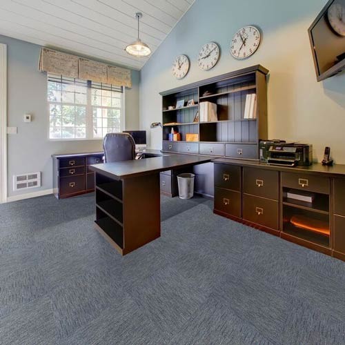Стильный дизайн: большое рабочее место в стиле неоклассика (современная классика) с синими стенами, ковровым покрытием, отдельно стоящим рабочим столом и синим полом - последний тренд