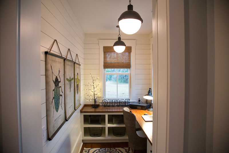 Foto di uno studio stile marino con pareti bianche, pavimento in legno massello medio, nessun camino e scrivania incassata