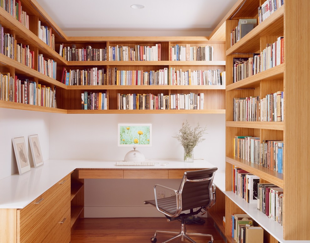 Inspiration pour un bureau design avec un mur blanc, un sol en bois brun, un bureau intégré et un sol marron.