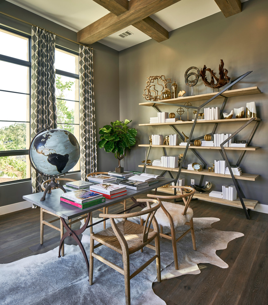 Mediterranes Lesezimmer ohne Kamin mit grauer Wandfarbe, dunklem Holzboden und freistehendem Schreibtisch in Sonstige