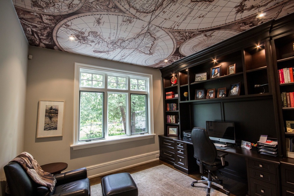 Großes Klassisches Arbeitszimmer mit Arbeitsplatz, beiger Wandfarbe, Teppichboden und Einbau-Schreibtisch in Toronto