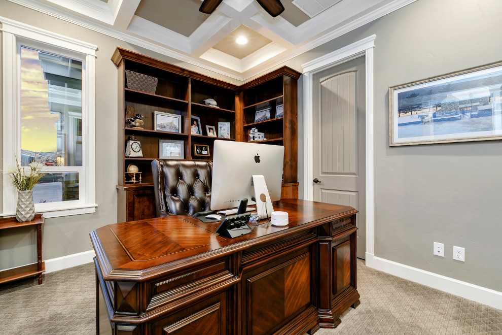 Imagen de despacho campestre de tamaño medio sin chimenea con paredes grises, moqueta, escritorio independiente y suelo gris