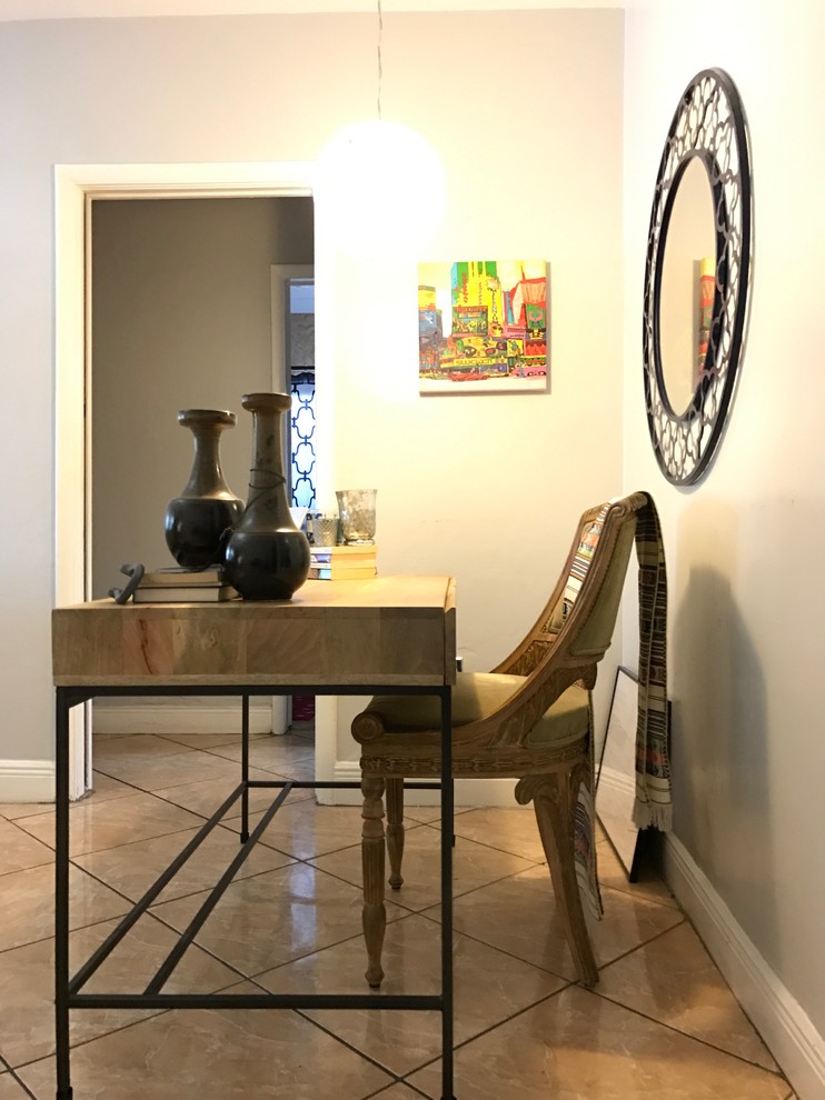 Cette image montre un bureau traditionnel de taille moyenne avec un mur gris, un sol en carrelage de céramique, un bureau indépendant et un sol beige.