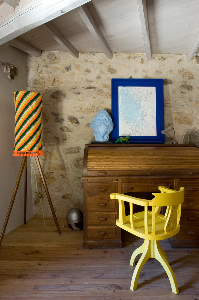 Imagen de despacho de estilo de casa de campo pequeño sin chimenea con suelo de madera en tonos medios, escritorio independiente y paredes beige