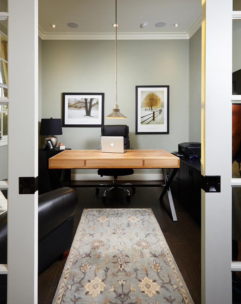 Exemple d'un petit bureau exotique avec un mur gris, parquet foncé et un bureau indépendant.