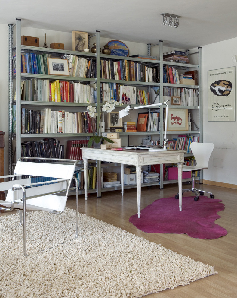 Design ideas for a romantic home office in Madrid.