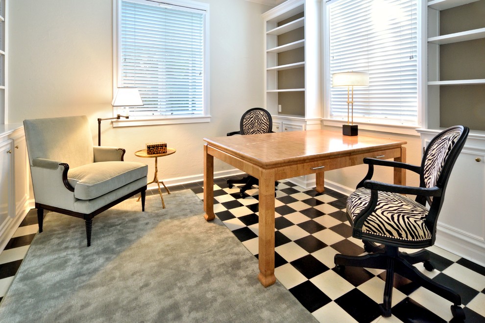 Inspiration för ett litet eklektiskt arbetsrum, med vita väggar, klinkergolv i keramik och ett fristående skrivbord