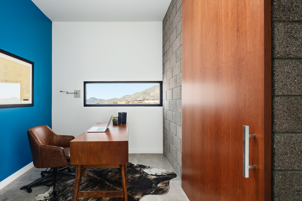 Ejemplo de despacho contemporáneo sin chimenea con paredes azules, suelo de baldosas de porcelana, escritorio independiente y suelo gris