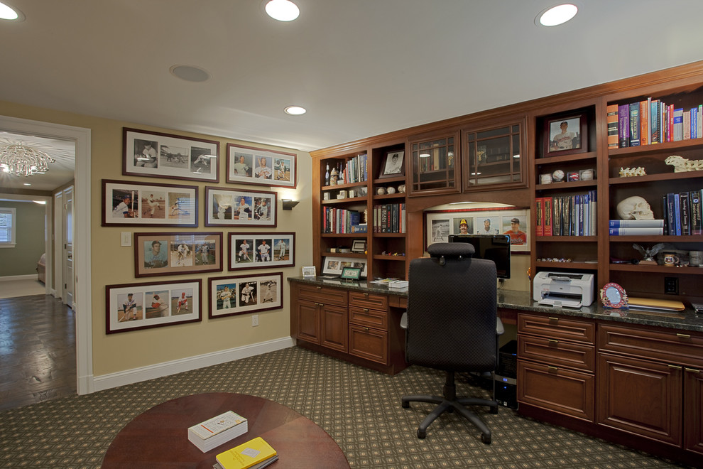 Klassisk inredning av ett arbetsrum, med ett inbyggt skrivbord