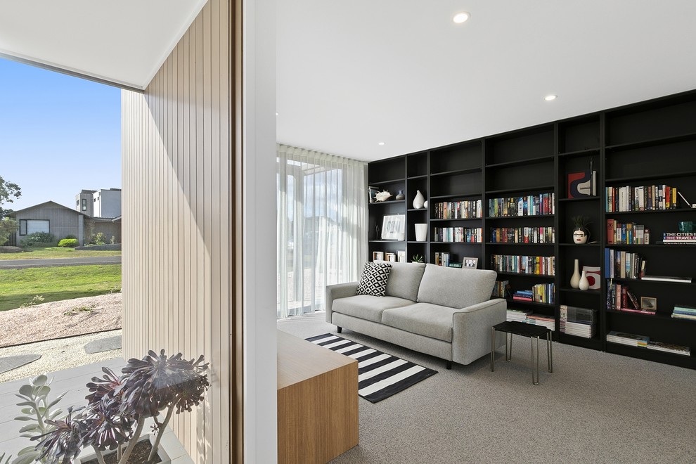 Idéer för ett mellanstort modernt arbetsrum, med ett bibliotek, vita väggar, heltäckningsmatta, ett inbyggt skrivbord och grått golv