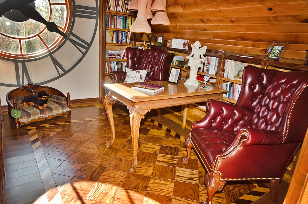 Kleines Klassisches Lesezimmer ohne Kamin mit beiger Wandfarbe, braunem Holzboden, freistehendem Schreibtisch und braunem Boden in Sonstige