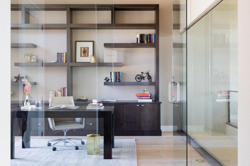 Mittelgroßes Modernes Arbeitszimmer ohne Kamin mit Studio, beiger Wandfarbe, hellem Holzboden und freistehendem Schreibtisch in Denver