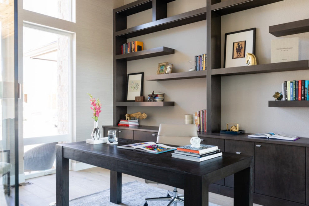 Foto på ett mellanstort funkis hemmastudio, med beige väggar, ljust trägolv och ett fristående skrivbord