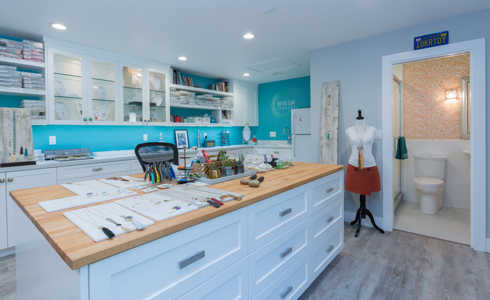 Idéer för mellanstora lantliga hobbyrum, med blå väggar, ljust trägolv, ett inbyggt skrivbord och beiget golv