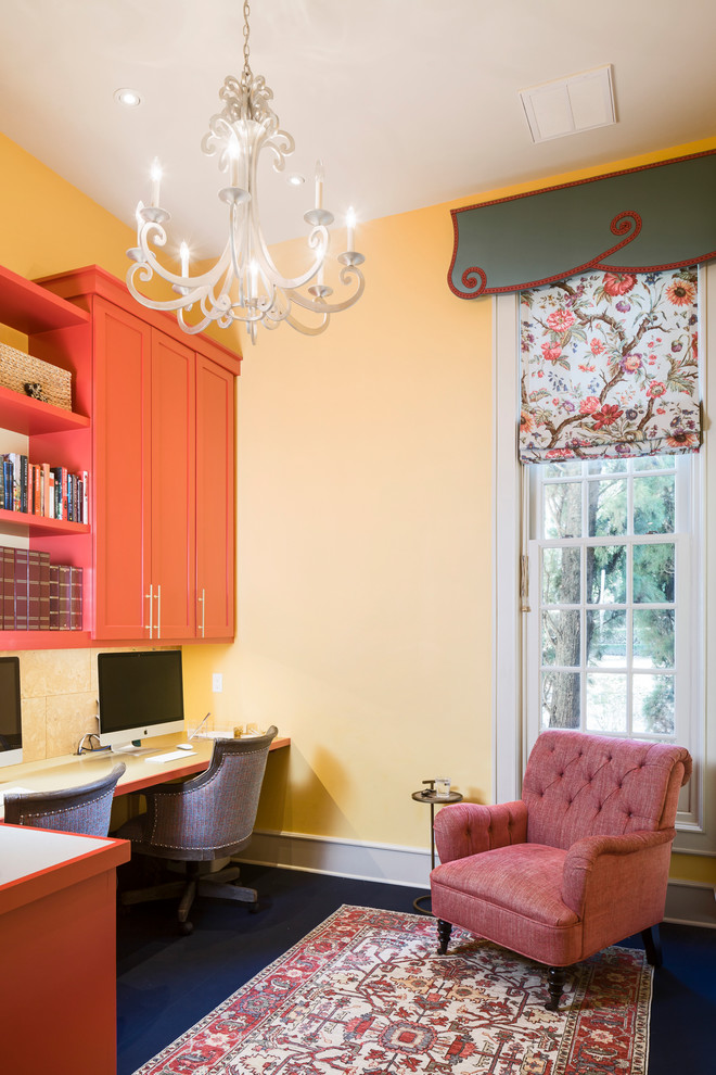 Источник вдохновения для домашнего уюта: кабинет среднего размера в стиле неоклассика (современная классика) с полом из линолеума, встроенным рабочим столом и синим полом