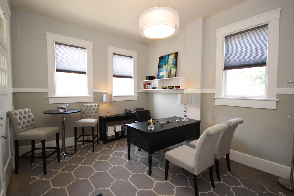 Exemple d'un petit bureau chic avec un mur gris, moquette, un bureau indépendant et un sol gris.