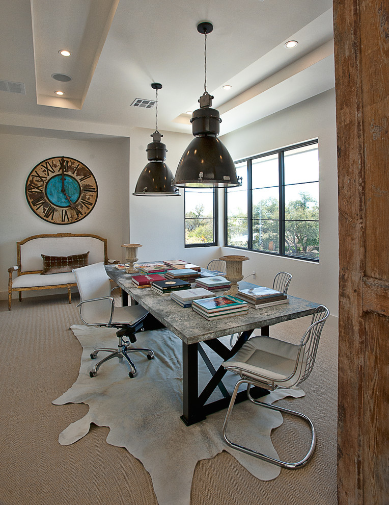 Стильный дизайн: кабинет в современном стиле с белыми стенами, ковровым покрытием и отдельно стоящим рабочим столом - последний тренд