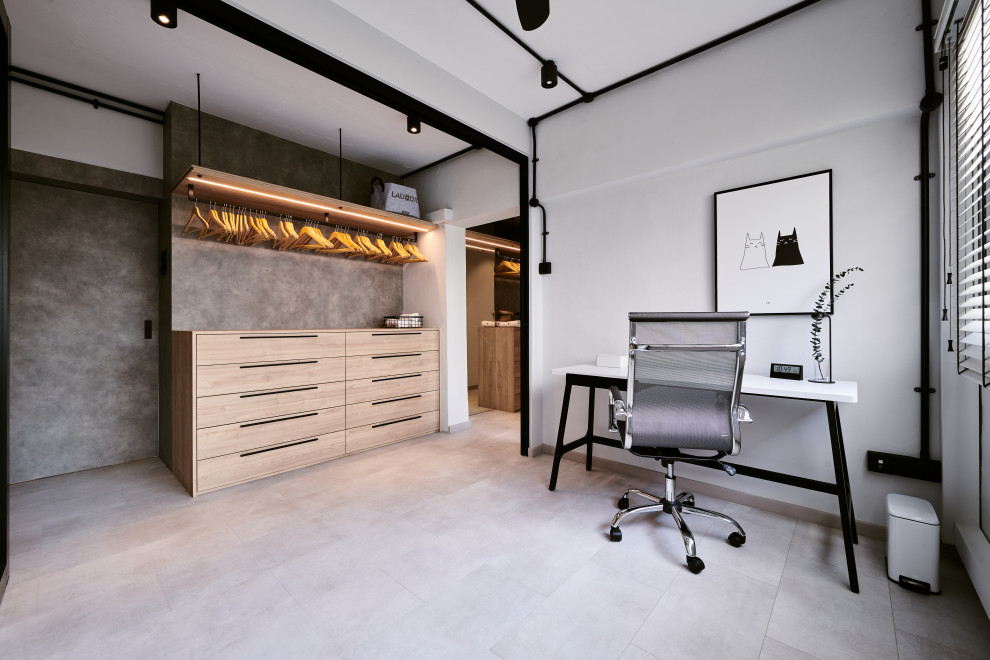 Idées déco pour un bureau contemporain de taille moyenne avec un mur blanc, un bureau indépendant et un sol beige.