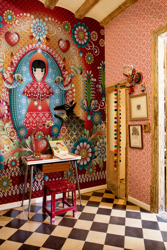 Idee per un piccolo ufficio bohémian con pareti multicolore, pavimento con piastrelle in ceramica, nessun camino e scrivania incassata